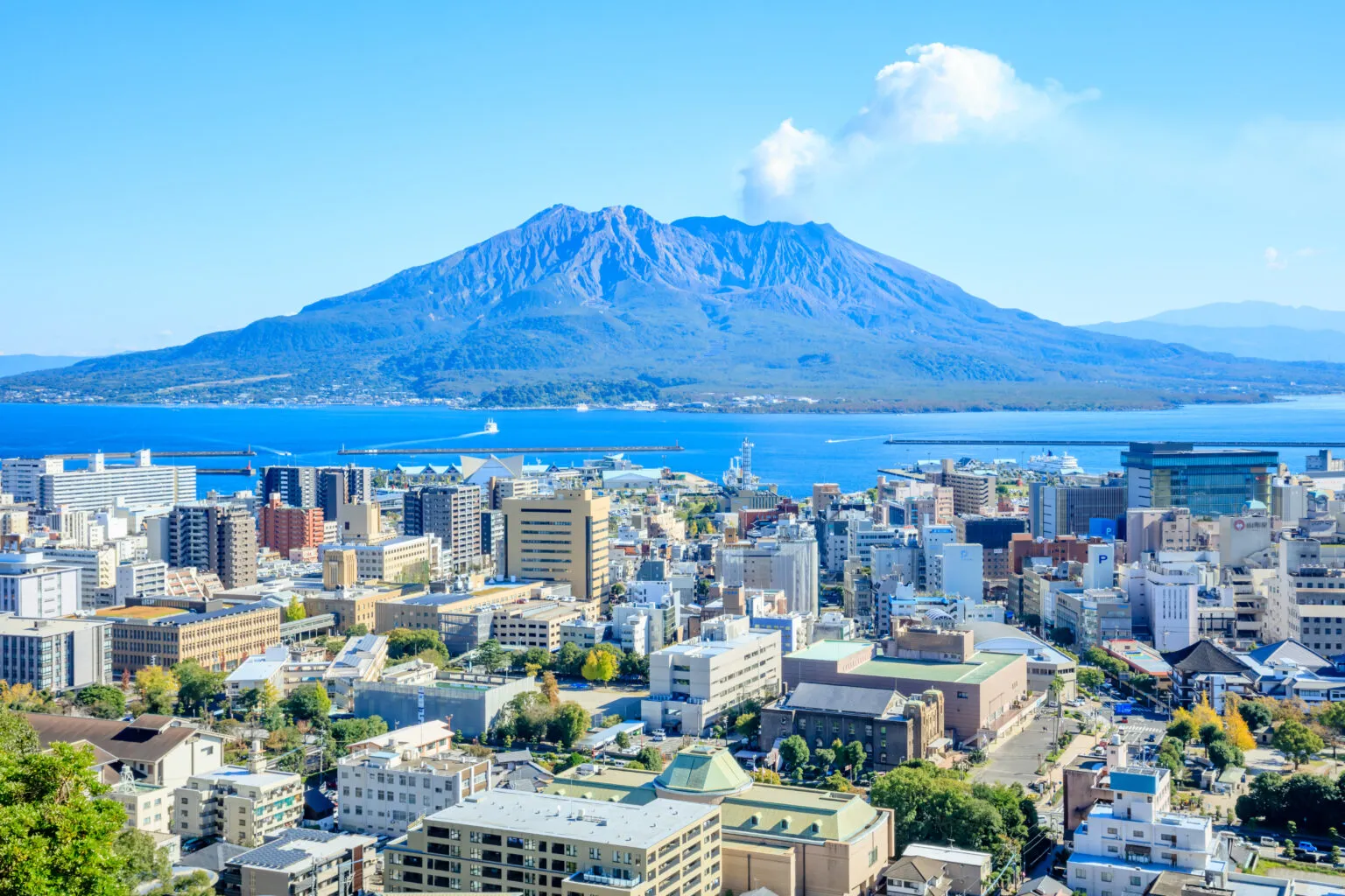 El volcán Sakurajima y la ciudad de Kagoshima vistos desde el mirador del parque Shiroyama (ciudad de Kagoshima, prefectura de Kagoshima).