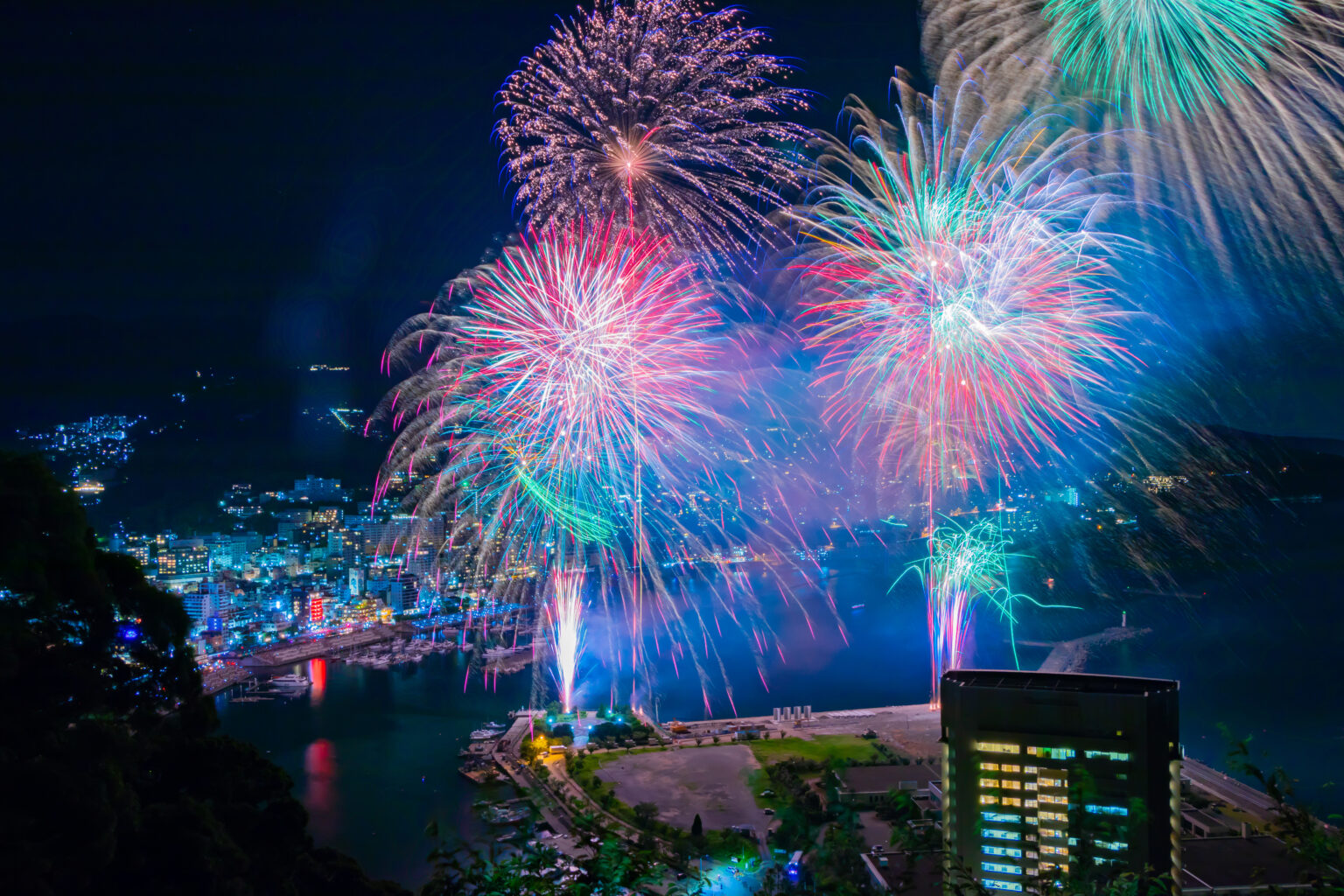 熱海海上花火大会（静岡県熱海市）
