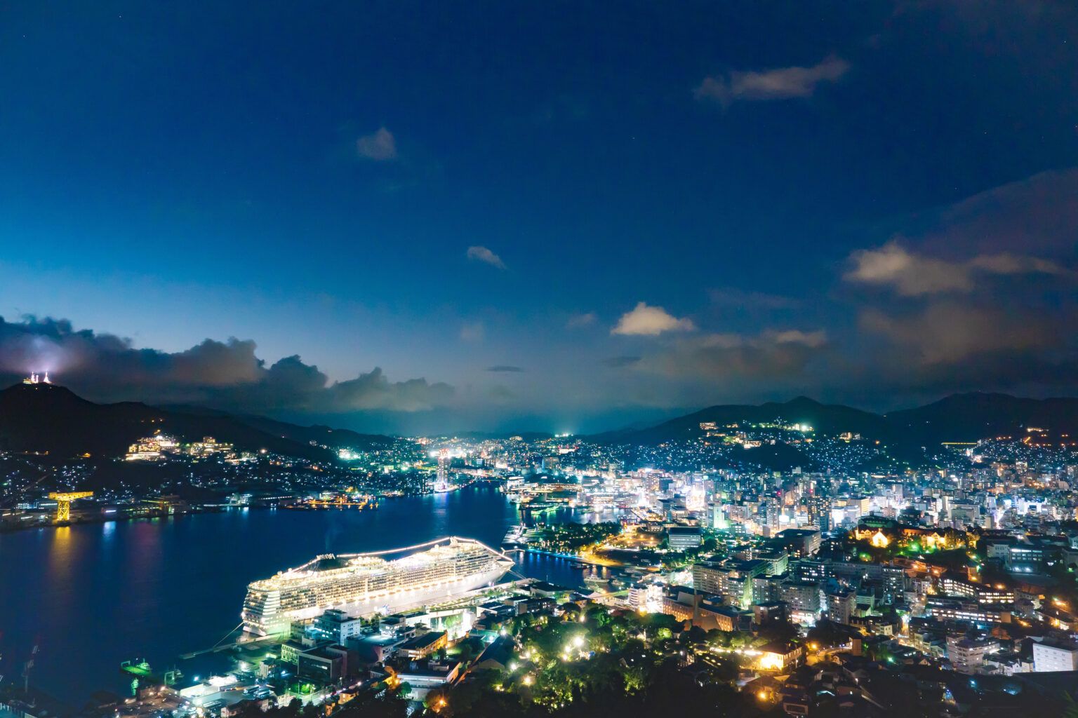 長崎港と長崎市街の夜景（長崎県長崎市）