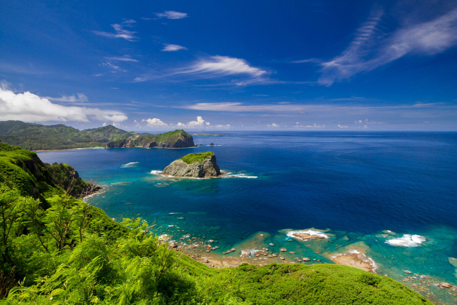 ウェザーステーション展望台から望む小笠原の海（東京都小笠原村）
