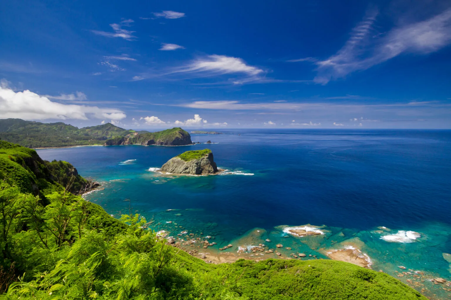 ウェザーステーション展望台から望む小笠原の海（東京都小笠原村）