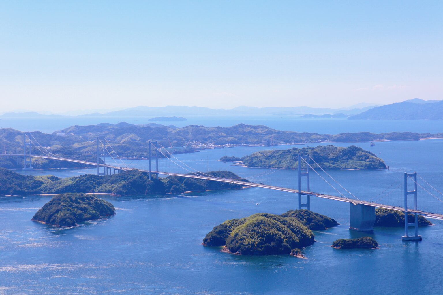 亀老山展望台から見た来島海峡大橋（愛媛県今治市）