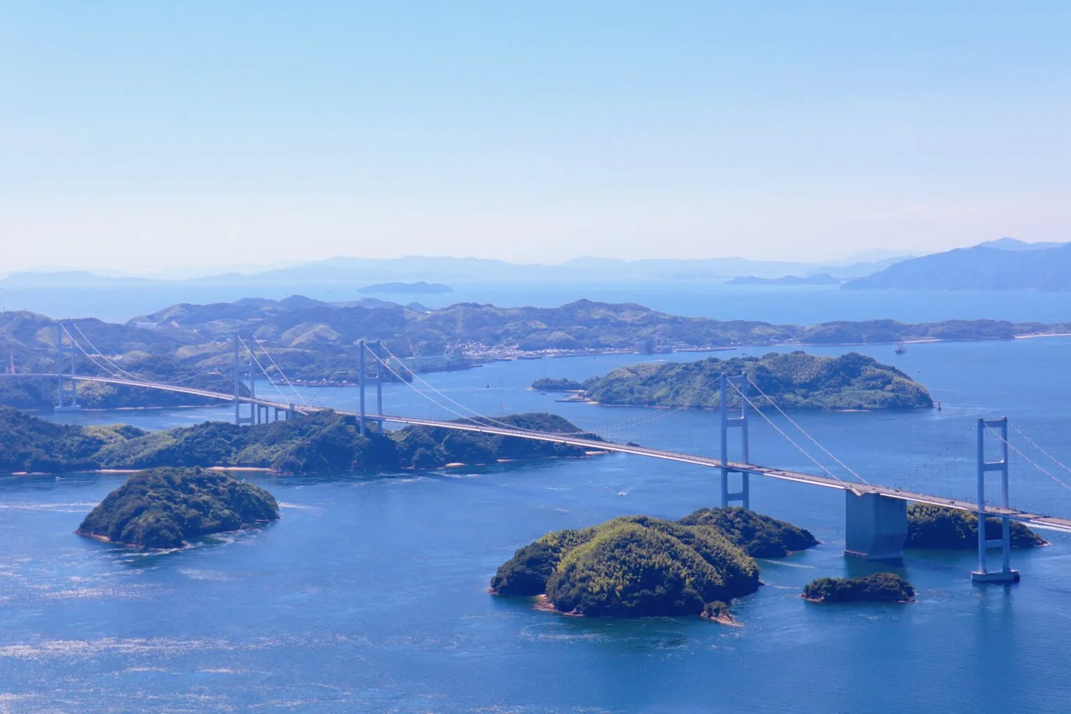 亀老山展望台から見た来島海峡大橋（愛媛県今治市）