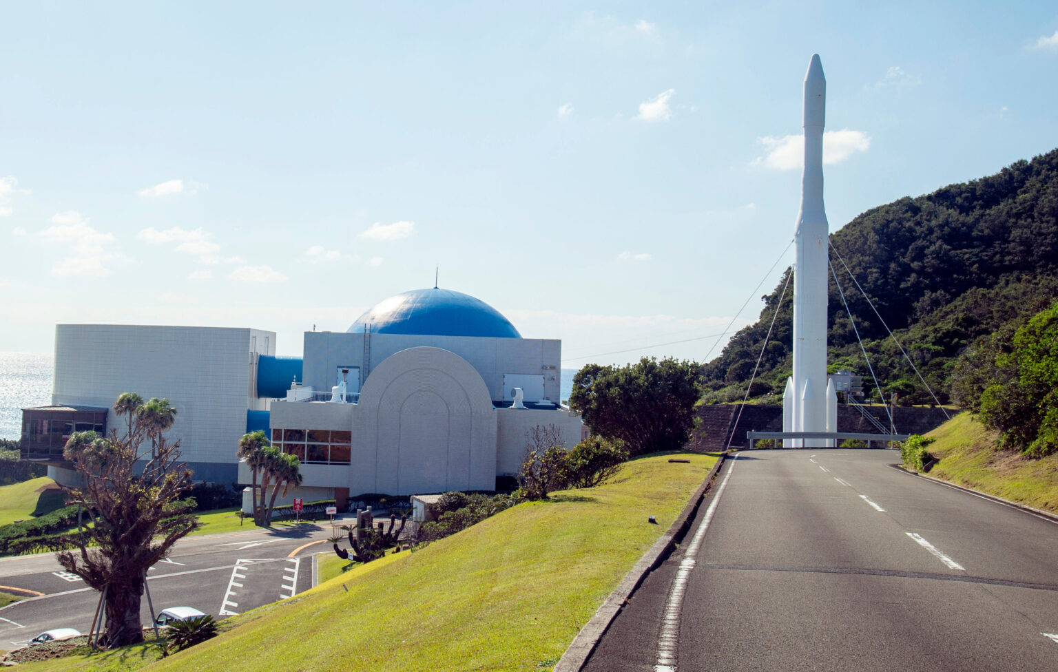 種子島宇宙センターの宇宙科学技術館とロケット（鹿児島県南種子町）
