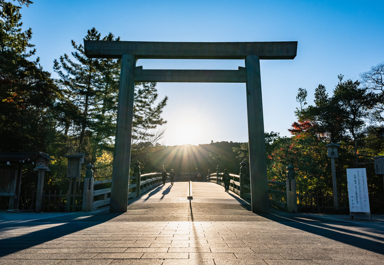 伊勢神宮内宮の宇治橋鳥居から昇る朝日（三重県伊勢市）