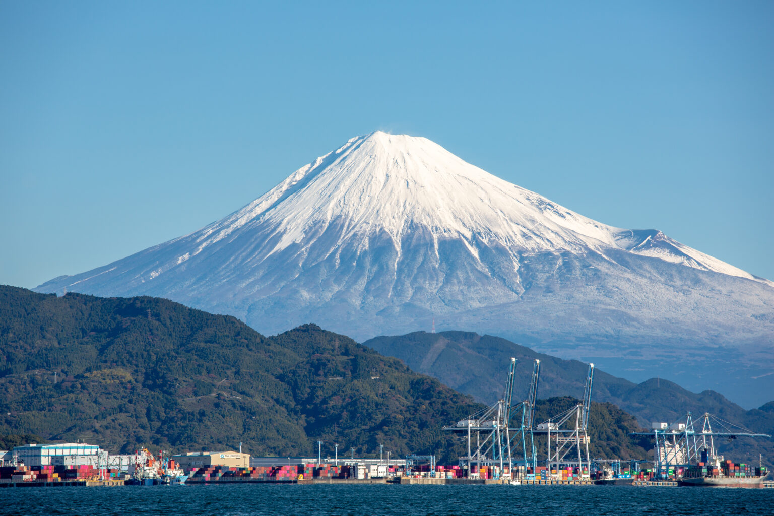 清水港から望む冠雪の富士山とコンテナターミナル（静岡市清水区）