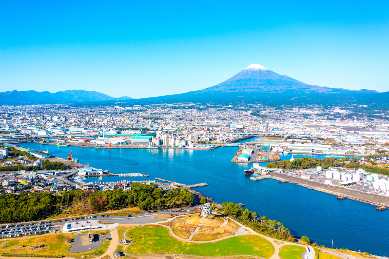 田子の浦港と富士山（静岡県富士市）