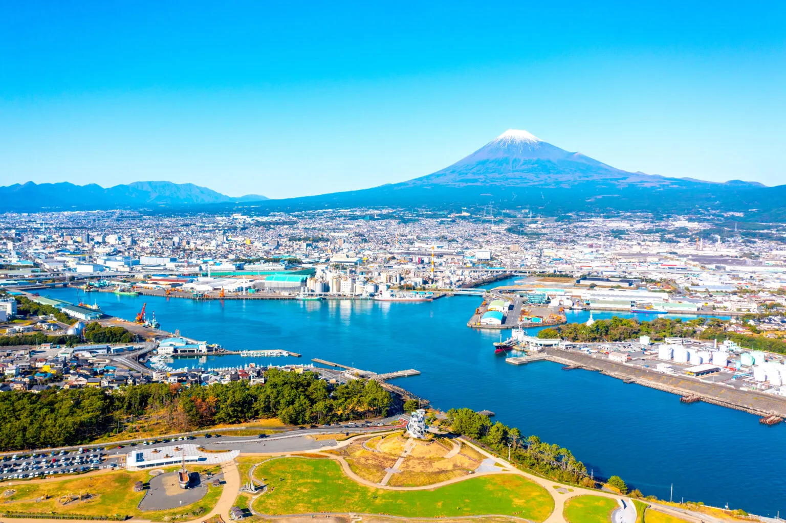 田子の浦港と富士山（静岡県富士市）