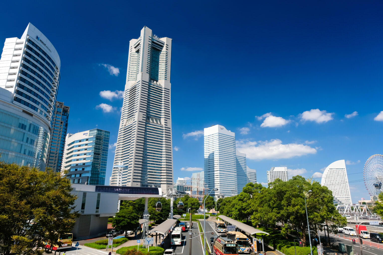 みなとみらいの街並みと横浜ランドマークタワー（神奈川県横浜市）