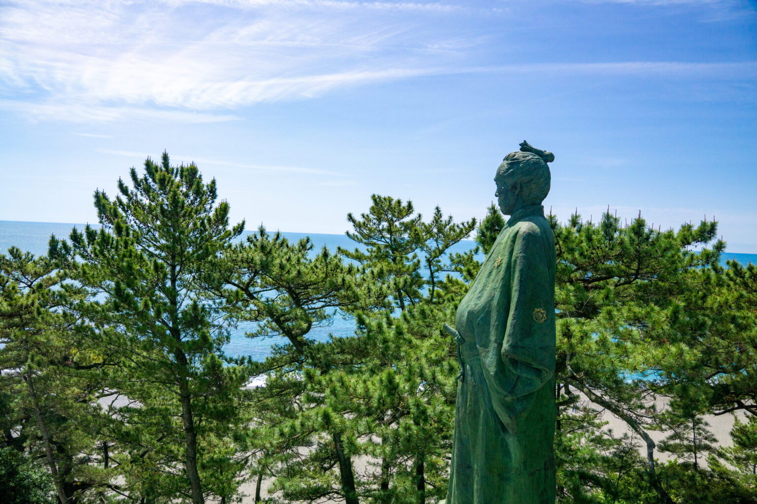 桂浜で太平洋を望む坂本龍馬像（高知県高知市）
