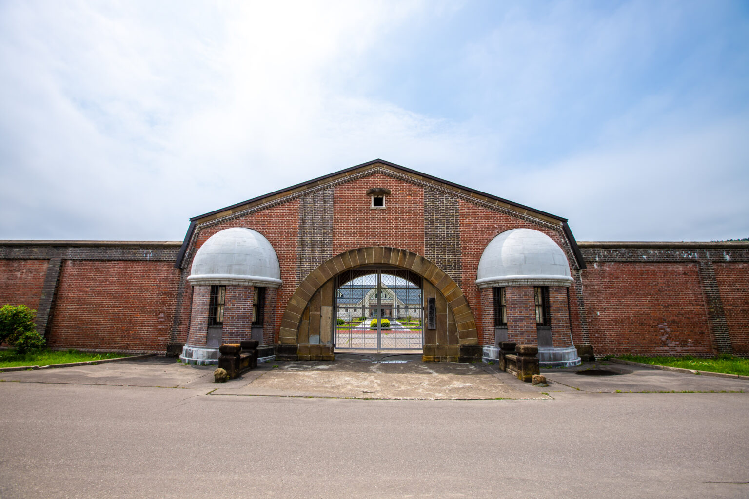 網走刑務所の赤レンガ正門（北海道網走市）