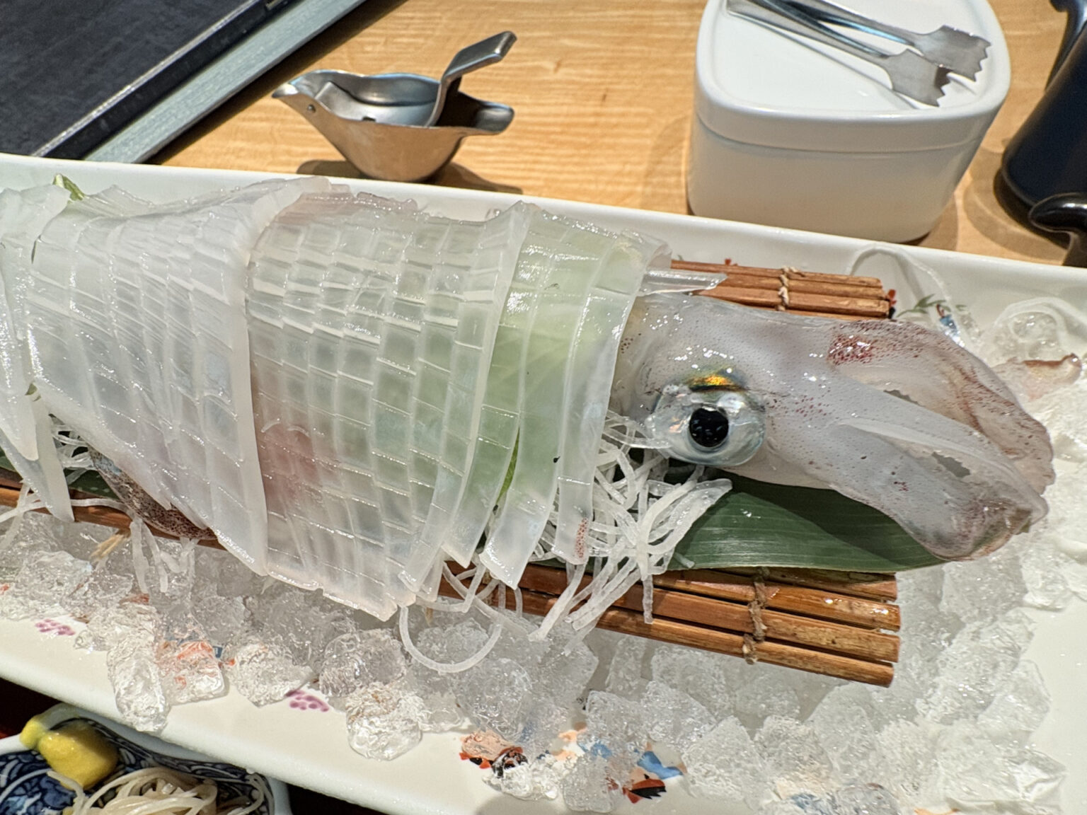 透き通ったイカの活け造り（イメージ）