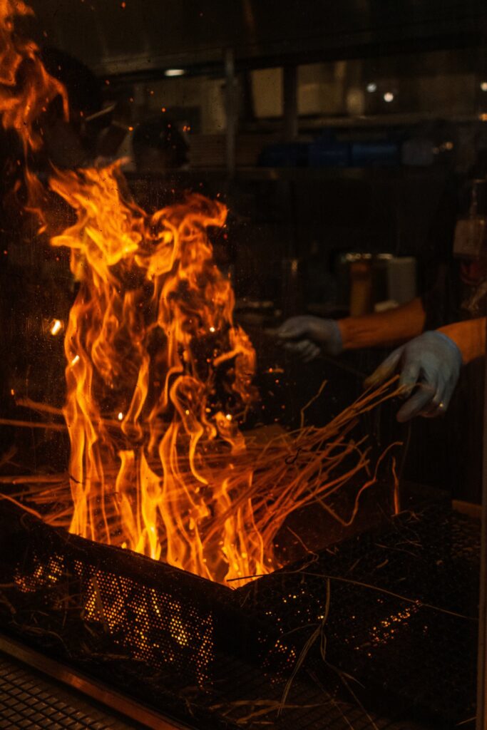 ひろめ市場でかつおのたたきを藁焼きする職人(高知市)