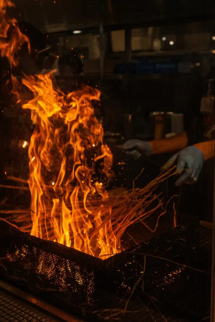 ひろめ市場でかつおのたたきを藁焼きする職人（高知市）