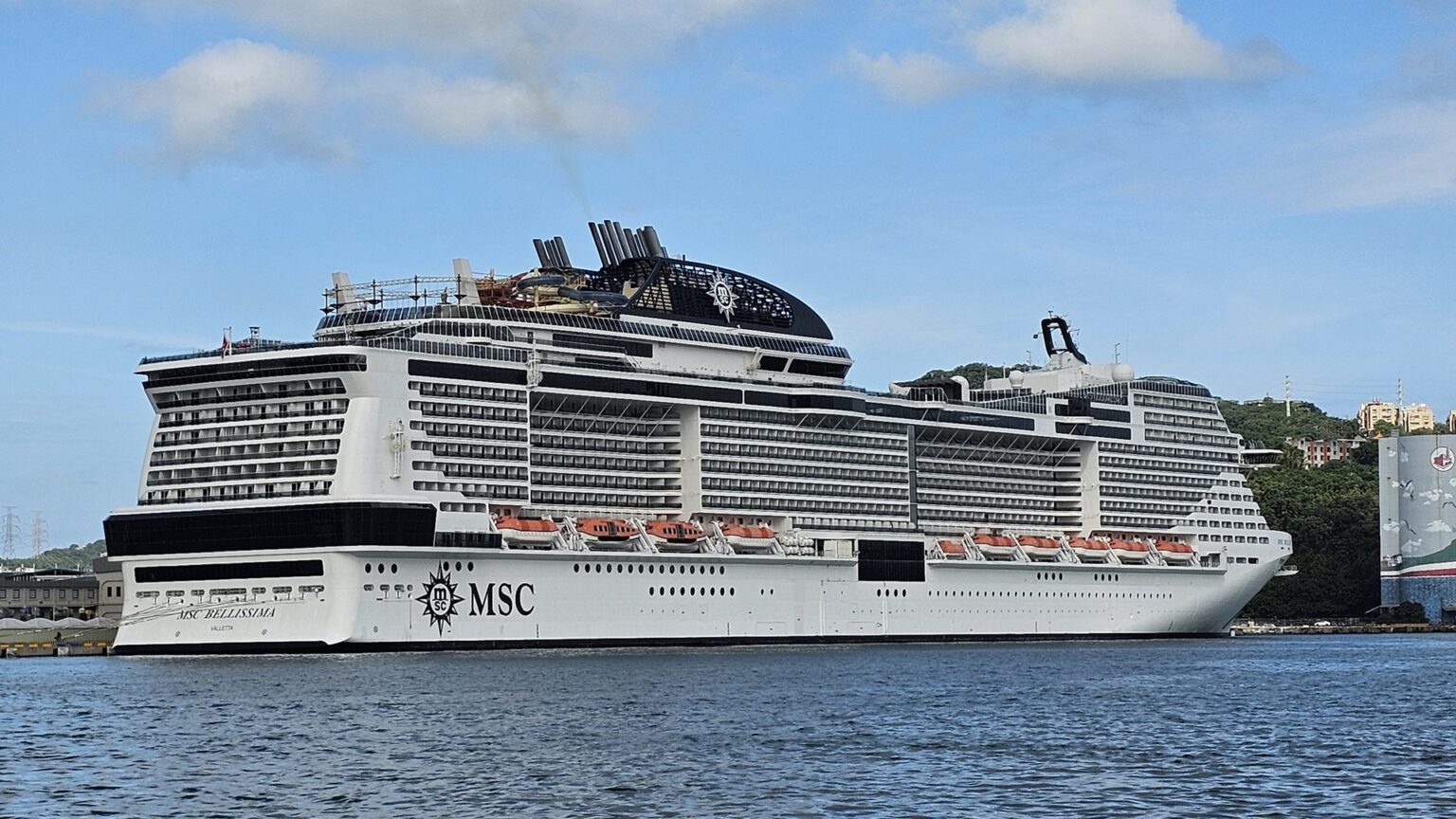 港に停泊するMSCベリッシマ