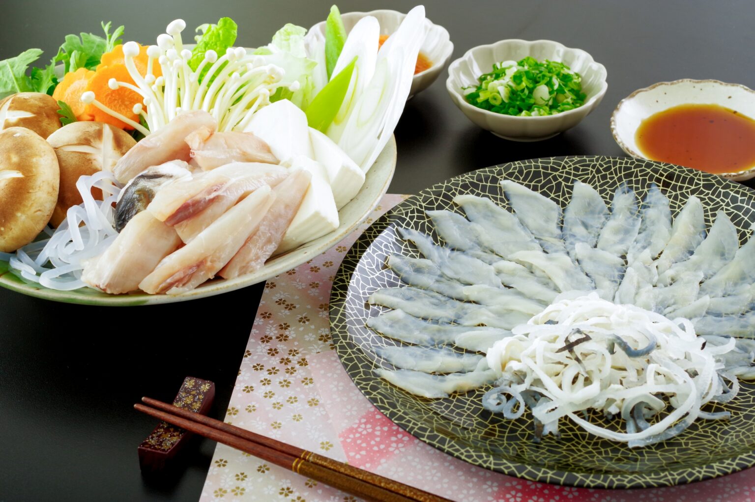 ふぐの刺身（てっさ）とふぐ鍋の食材（イメージ）