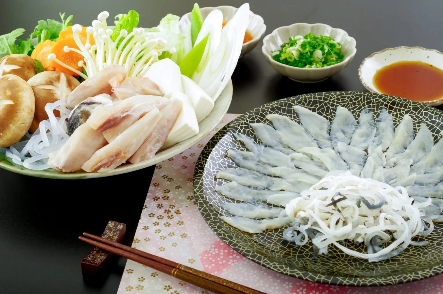 ふぐの刺身（てっさ）とふぐ鍋の食材（イメージ）