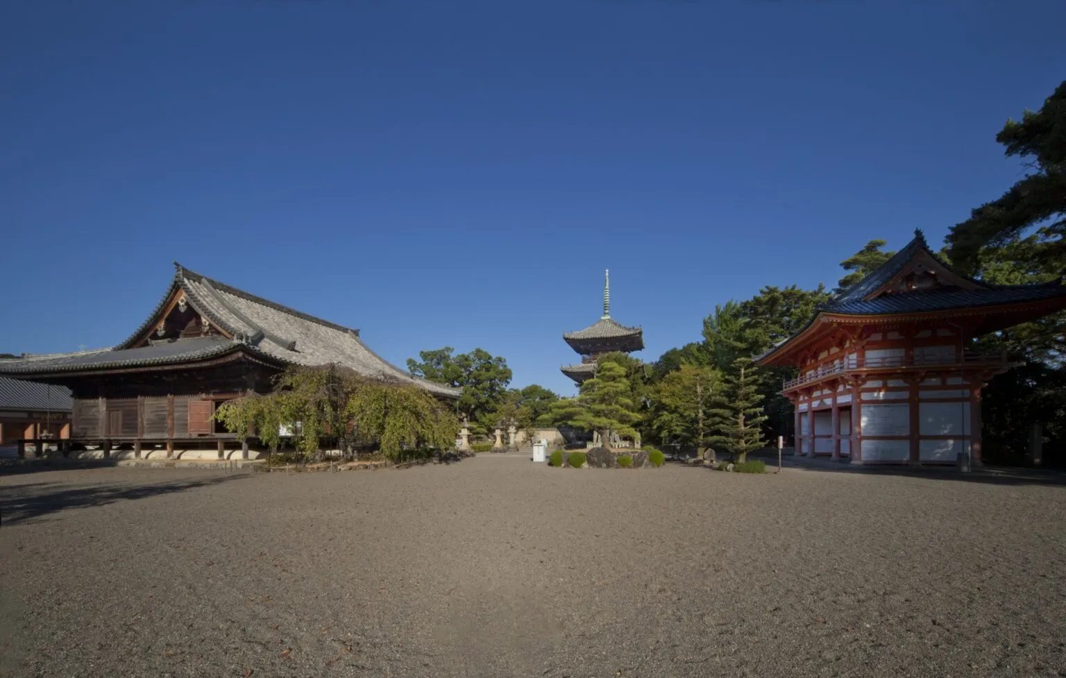 道成寺の本堂と三重塔、仁王門