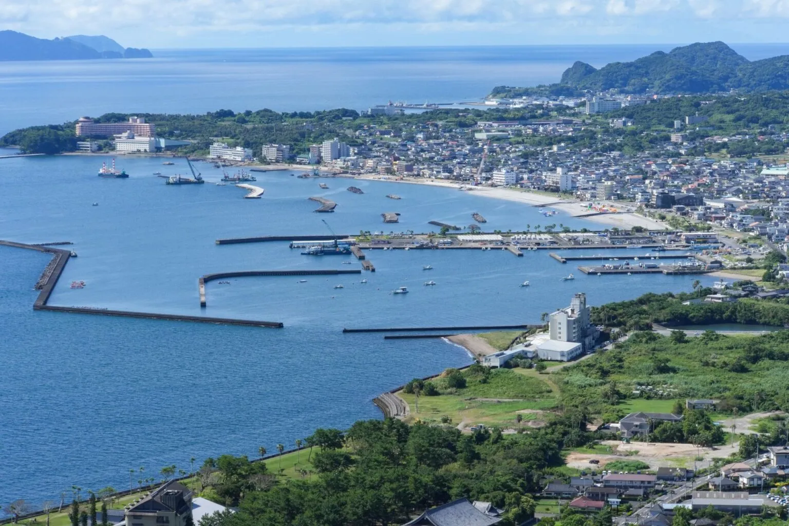 指宿の港と温泉街