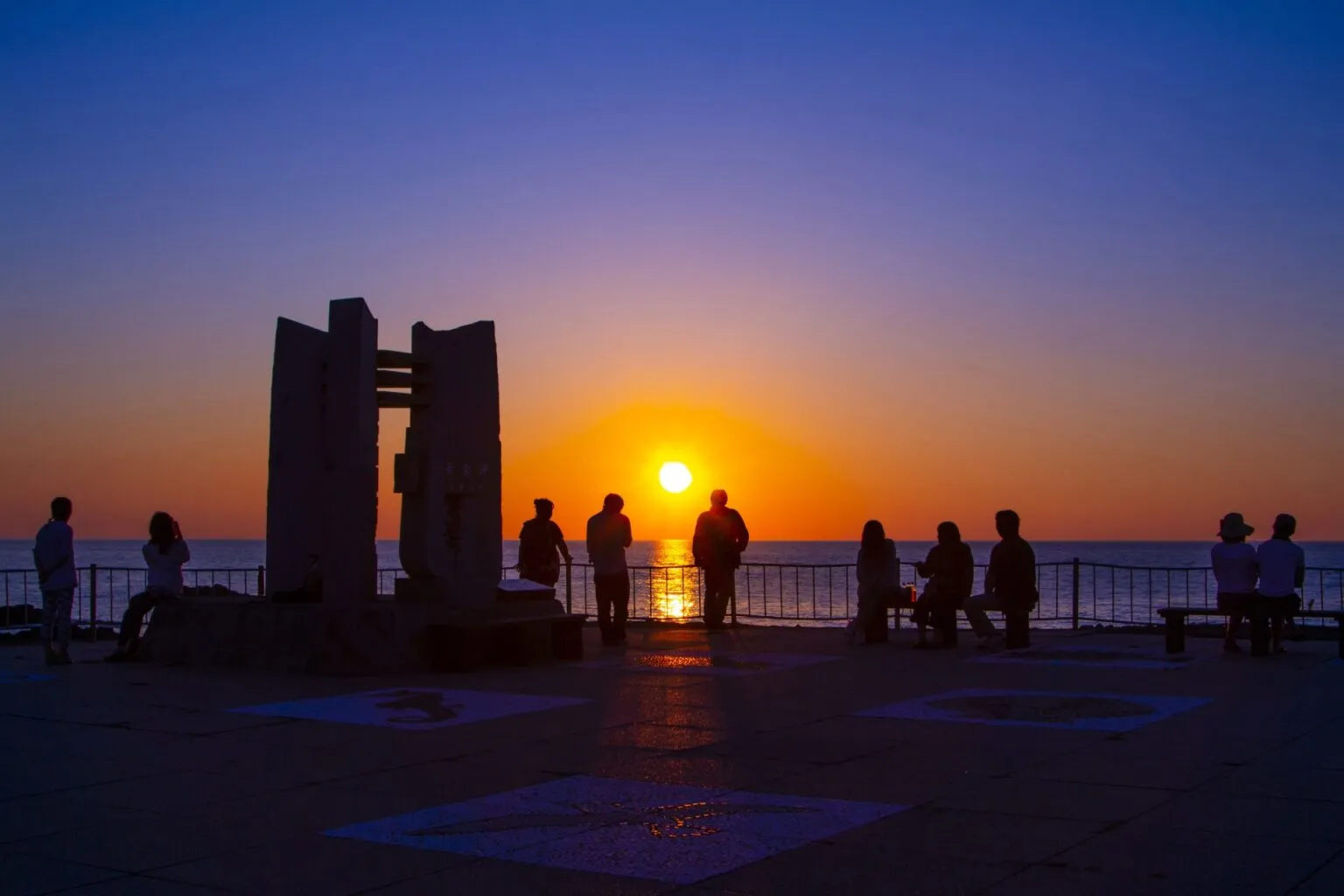 留萌・黄金岬の展望広場から見る日本海の夕日