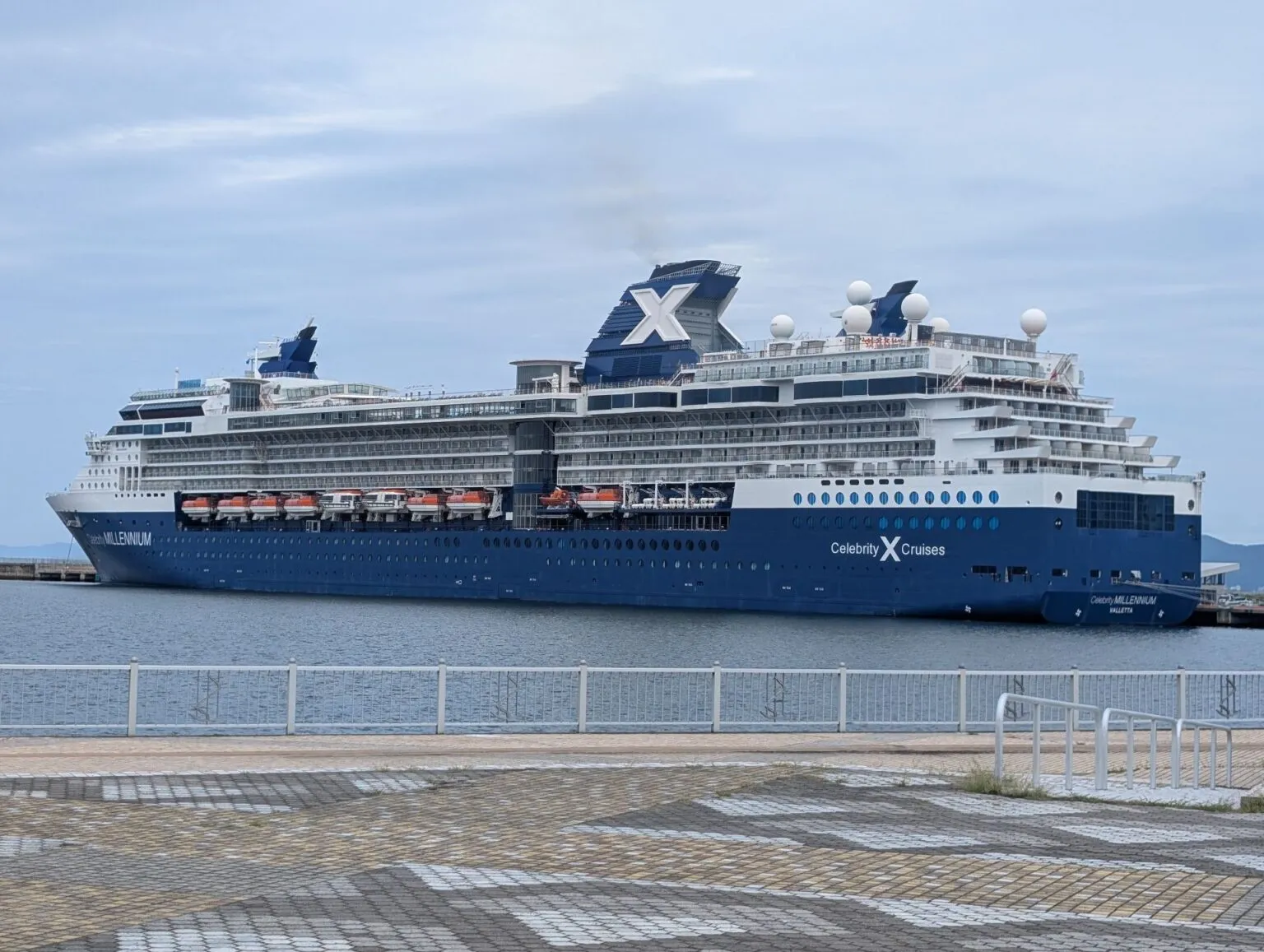 岸壁に停泊するセレブリティ・ミレニアム（船体に「Celebrity MILLENNIUM」の船名）