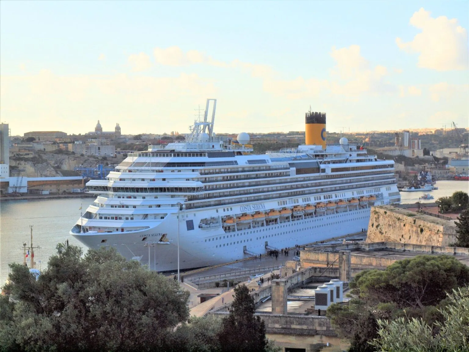 港に停泊するコスタ セレーナ（船体に「COSTA SERENA」の船名、黄色い煙突）