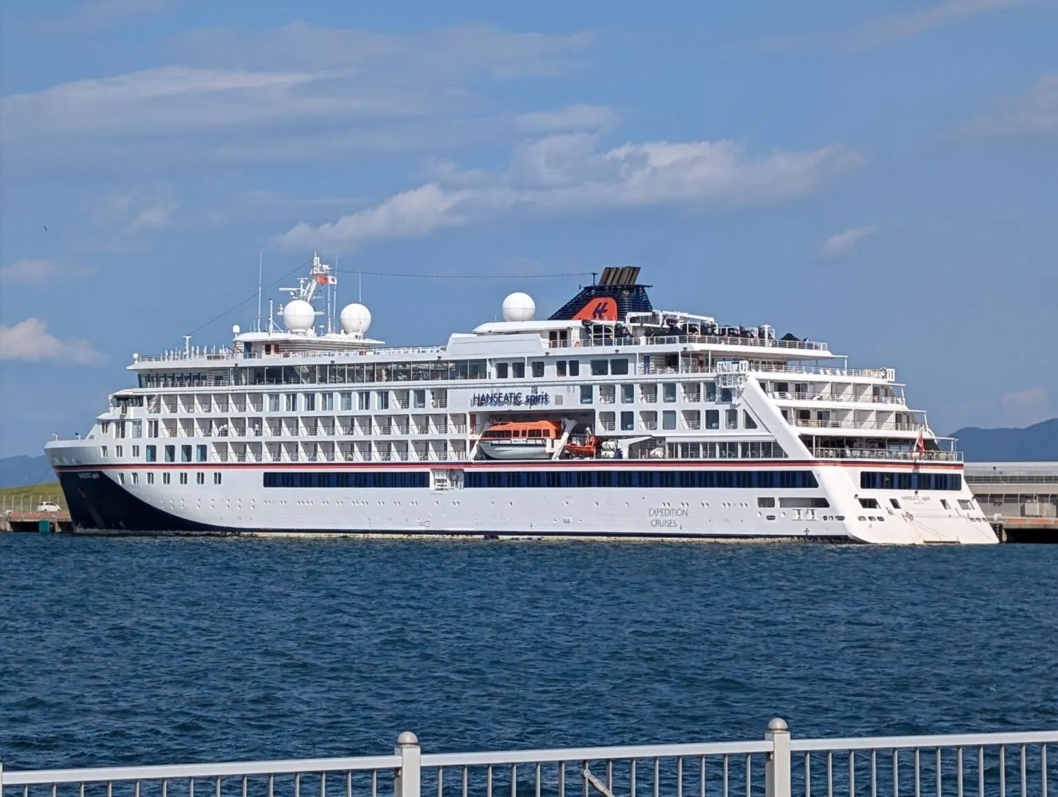 岸壁に停泊するハンザティック・スピリット（船体に「HANSEATIC spirit」の船名）