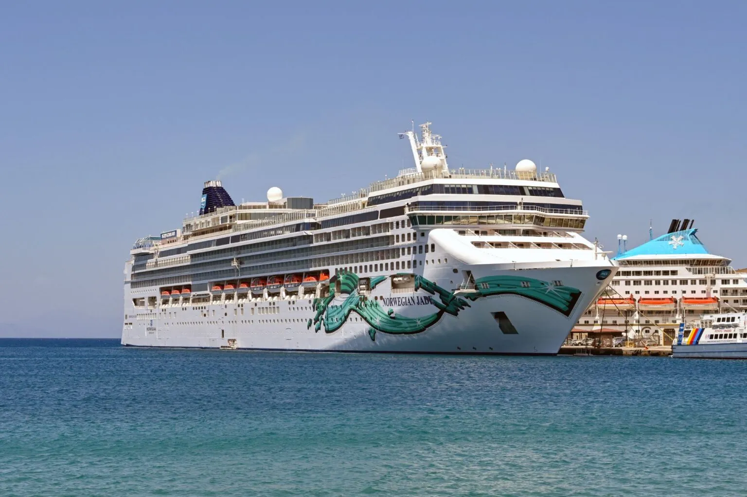 ギリシャ・ロードス港に停泊するノルウェージャン・ジェイド（船首に「NORWEGIAN JADE」の船名）