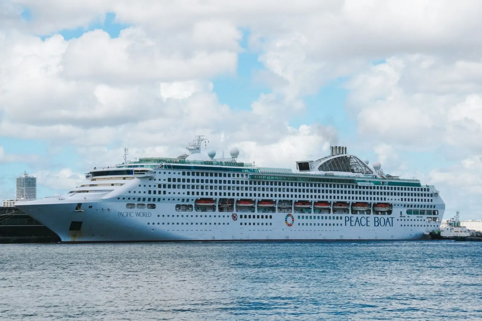 岸壁に停泊するパシフィック・ワールド（船体に「PACIFIC WORLD」「PEACE BOAT」）