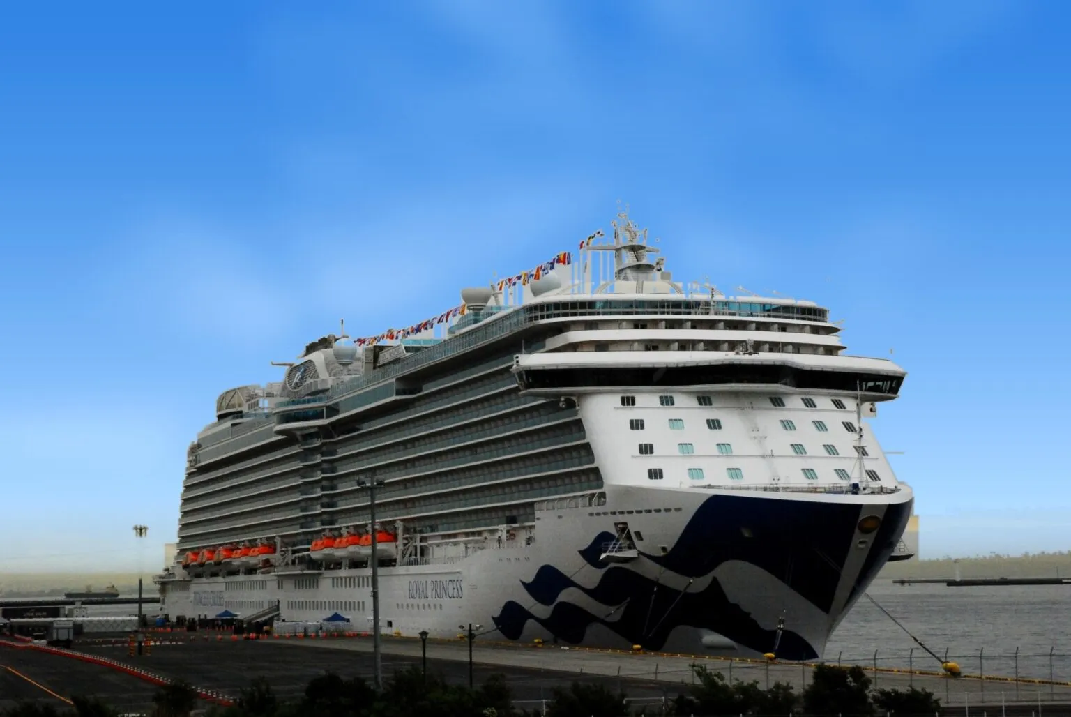 岸壁に停泊するロイヤル・プリンセス（船体に「ROYAL PRINCESS」の船名）