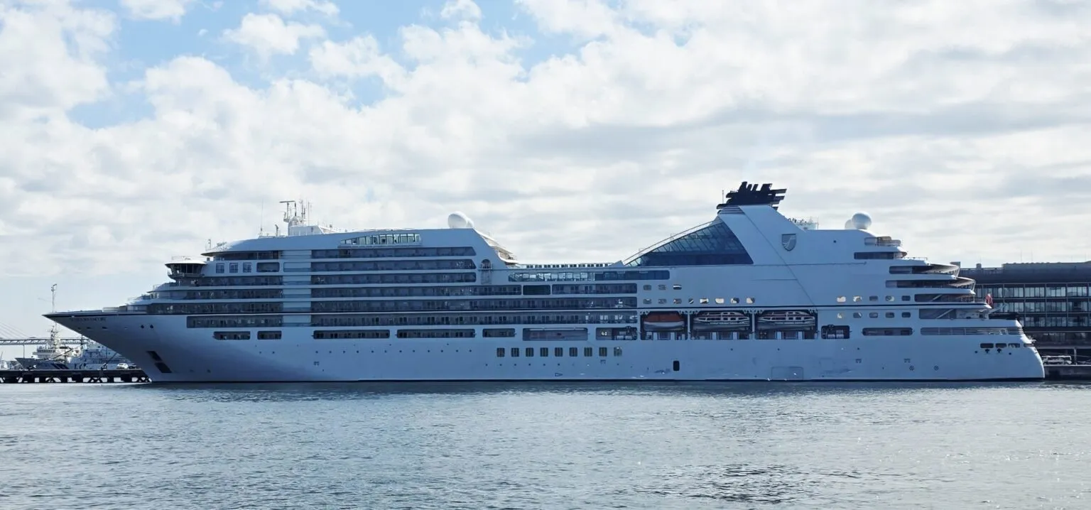 岸壁に停泊するシーボーン・アンコール（船首に「SEABOURN ENCORE」の船名）