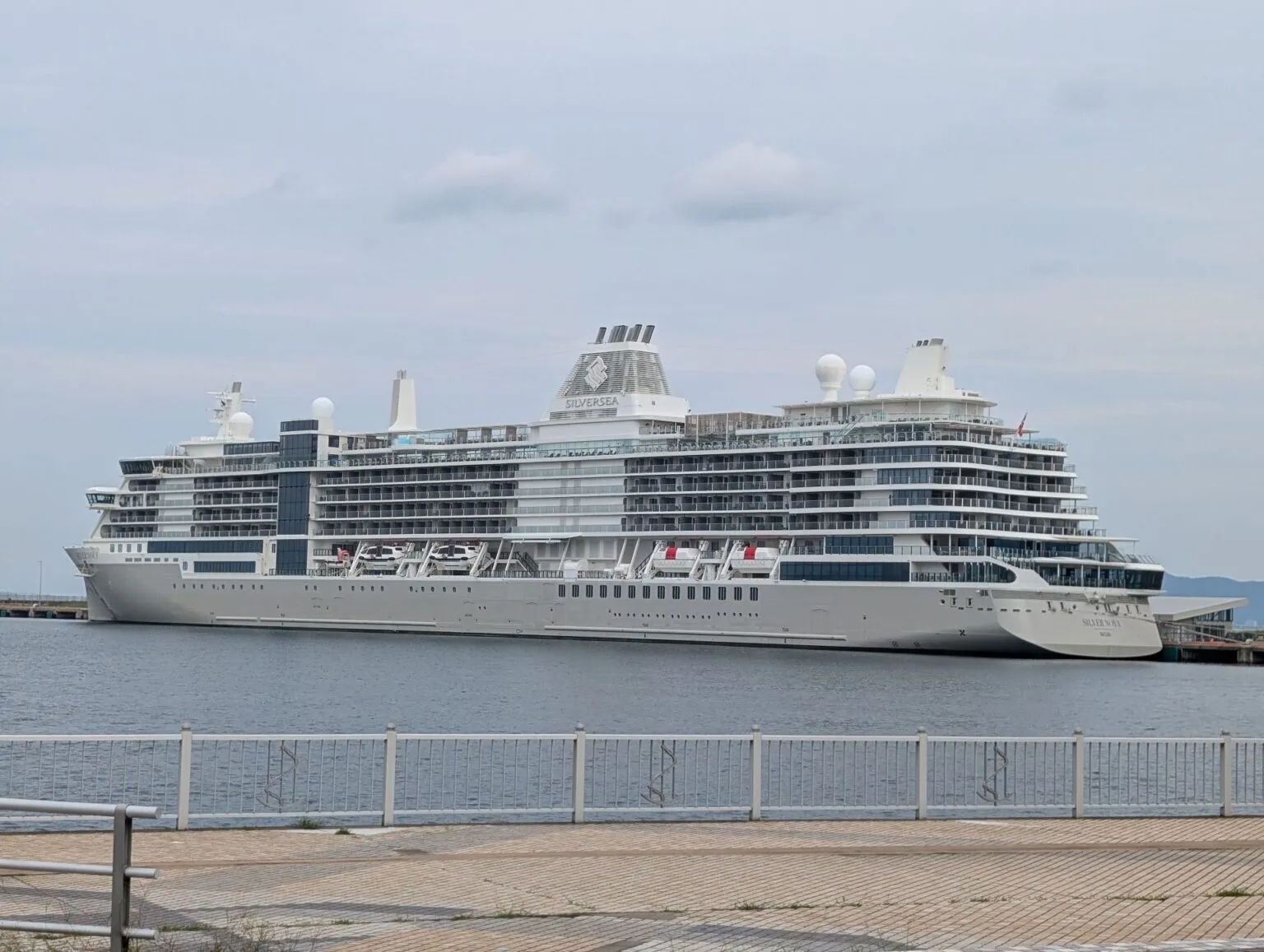 岸壁に停泊するシルバー・ノヴァ（煙突に「SILVERSEA」、船尾に船名）