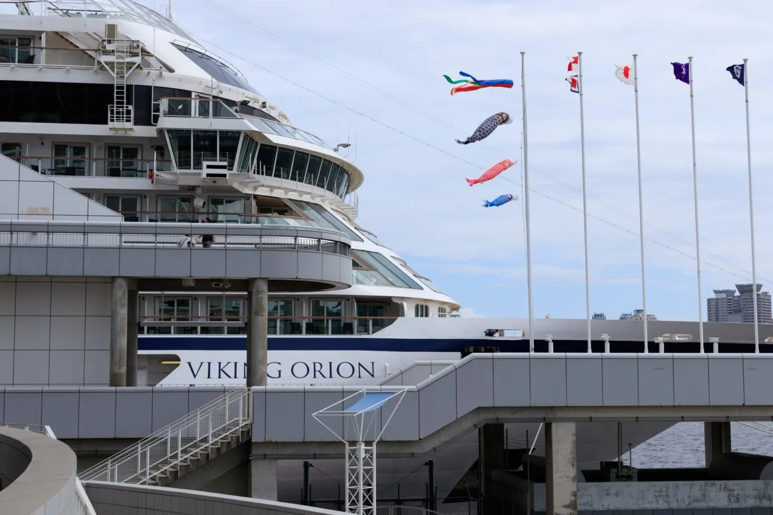 船体に「VIKING ORION」の船名が見えるバイキング・オリオンと、ターミナルのこいのぼり